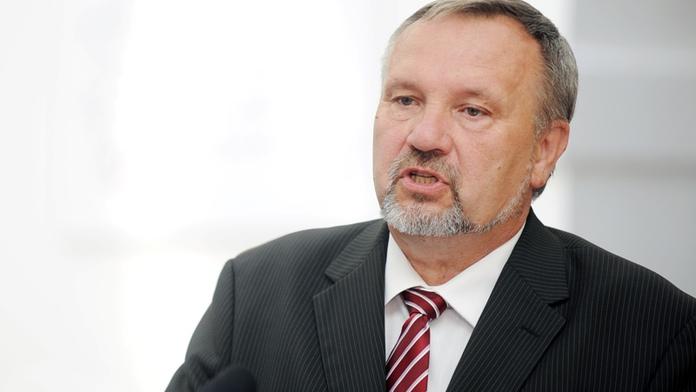 Poslanec KSČM Kováčik je s těžkým úrazem v nemocnici. Spadl ze střechy