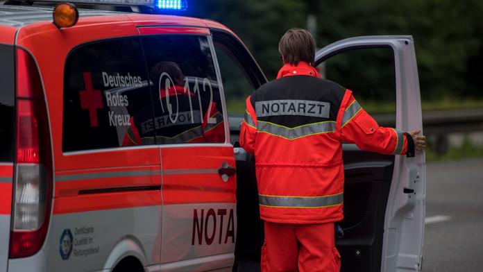Policie řekla, jak je na tom dívka po úderu blesku, která spadla pod auto