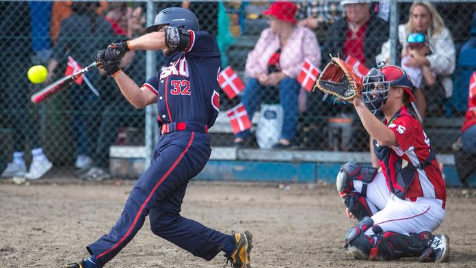Český softballista George Harris v utkání s Dánskem