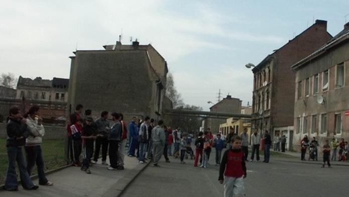 Krev v Krupce: Dvě romské rodiny se na ulici pobily mačetami