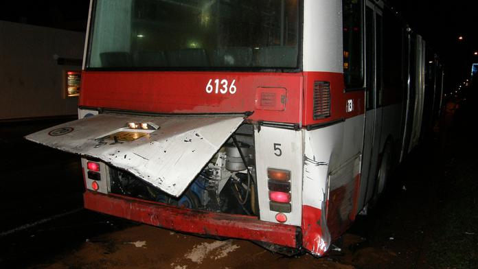 Řidič nezvládl předjíždění a srazil se s autobusem. Nehodu nepřežil