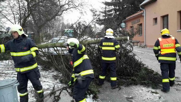 Kvůli vichru lidé prchali z postelí, mrazivé rekordy hlásí 49 stanic