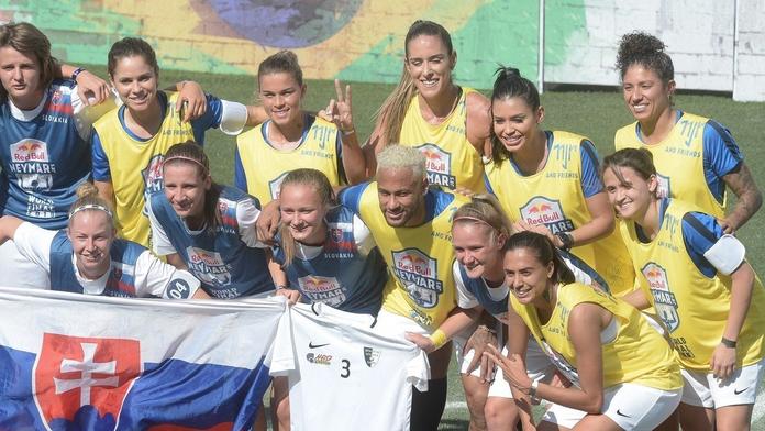 Neymar dal Slovence pohár, ta jím knockoutovala spoluhráčku