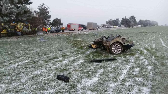 Brutální nehoda, auto se po silném nárazu rozpůlilo. FOTO