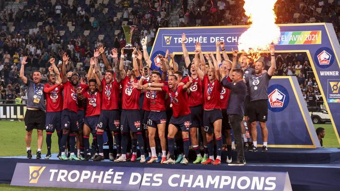 Fotbalisté Lille slaví zisk superpoháru