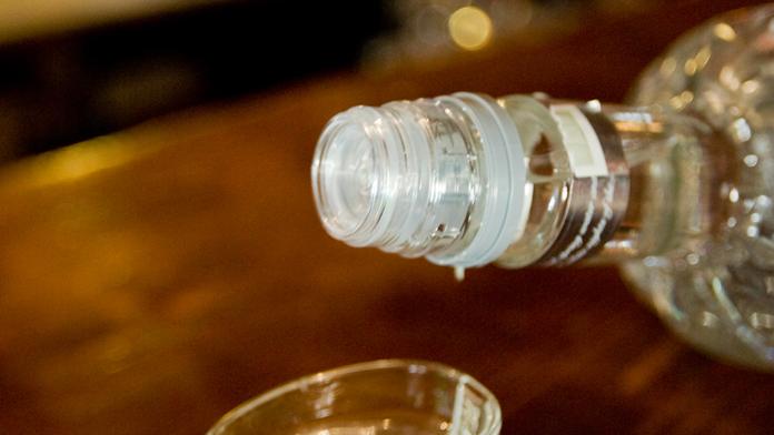 Prodejce smrtícího alkoholu z Olomouce je ve vazbě! Policie obvinila i prodavačku