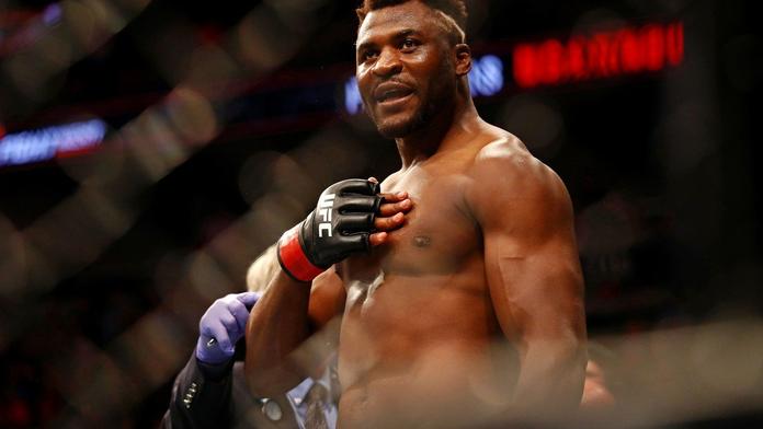 Ngannou zdemoloval Miocice a má titul. Dalším soustem bude Jones