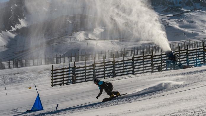 V chilském středisku El Colorado jedou sněžná děla naplno, ale ani to nestačí