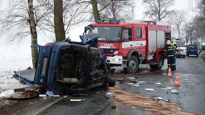 Už tři mrtví při nehodách. Pozor na sníh, led a mlhu