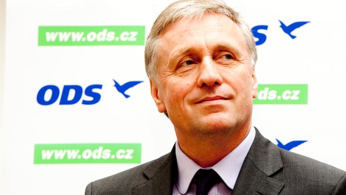Topolánek grilování vedení strany ustál. Neodstoupí a bude kandidovat