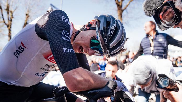 Tvrdý pád cyklistické superstar. Slovinec si po pádu ošklivě zlomil zápěstí