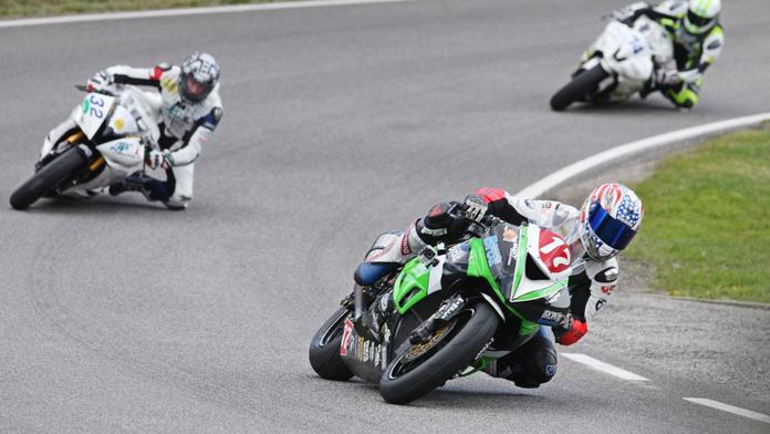 Kousek od tragédie! Při závodě v Hořicích najelo auto mezi motocyklisty