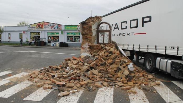Maďarský kamion zdemoloval památnou kapličku ve Strážnici!