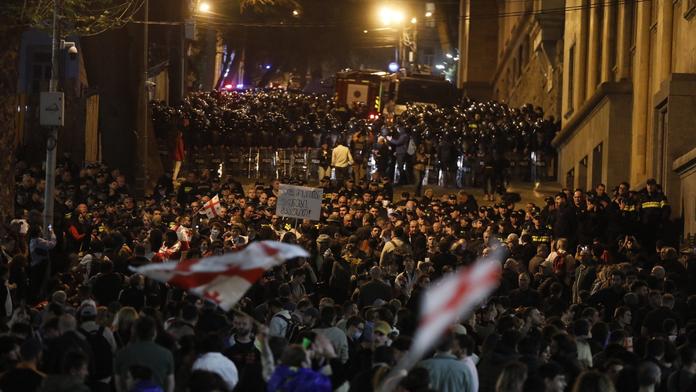 Gruzínským Tbilisi otřásají masové protesty proti "ruskému zákonu"