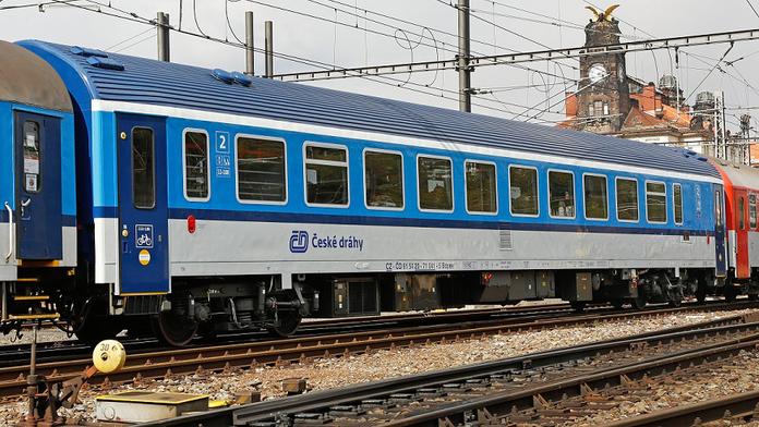 Vlak se řítil 160kilometrovou rychlostí, dveře byly otevřené!