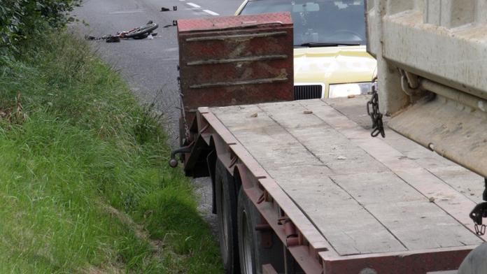 HRŮZA! Sedmnáctiletý cyklista ZEMŘEL POD NÁKLAĎÁKEM! Se sluchátky na uších mu vjel přímo DO CESTY!
