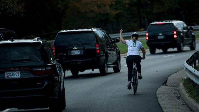Ukázala Trumpovi prostředníček a přišla o práci. Lidé se na ni složili!