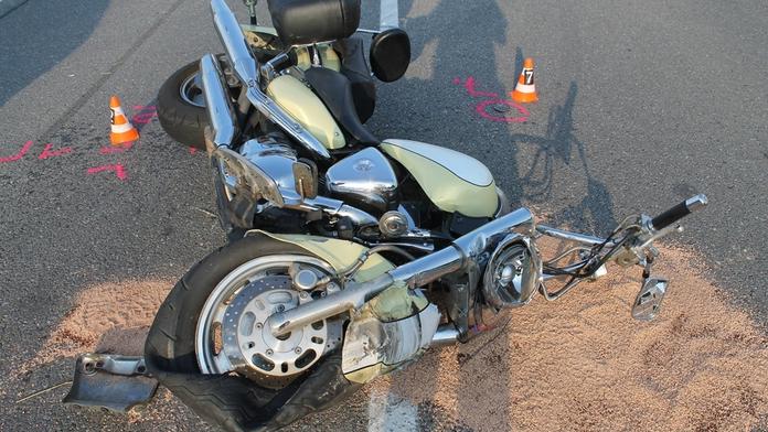 Motorkář se na D1 srazil s bagrem. Zemřel na místě