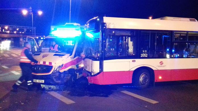 Do sanitky s pacientem narazil autobus, nikdo se nezranil