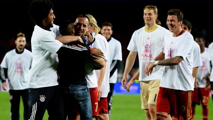 Fanoušek vtrhl na hřiště a vrhnul se na Ribéryho. Pak se děly věci