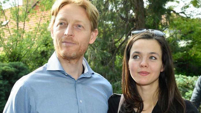Miliardář Janeček je opět otcem. Syn se narodil pod skálou u řeky