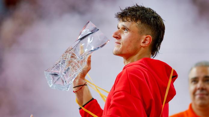 Jakub Menšík s trofejí