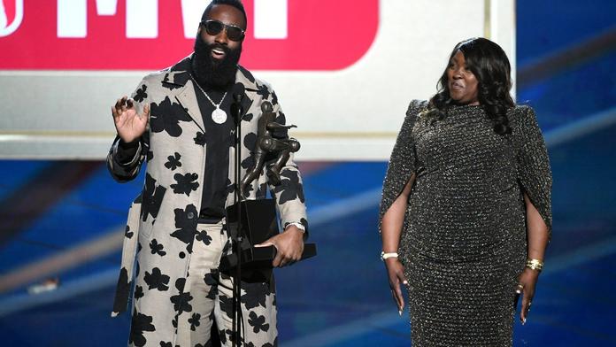 Harden se dočkal! Pro trofej NBA přišel s mámou a v bláznivém saku