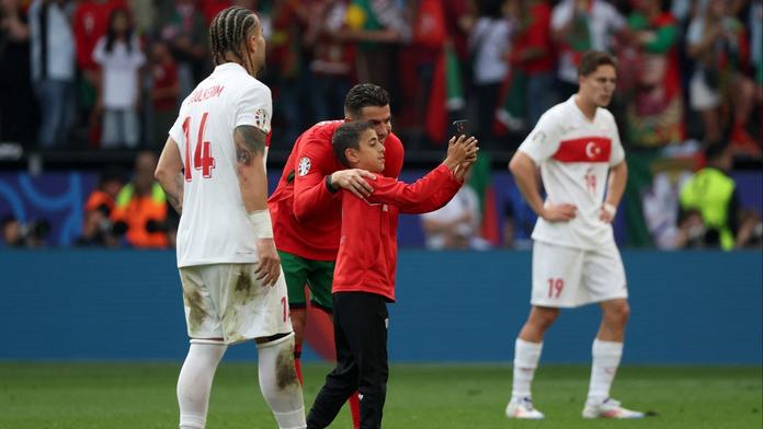 Chudák Ronaldo. Fanoušci ho dohnali i během zápasu, chtěli selfie na hřišti
