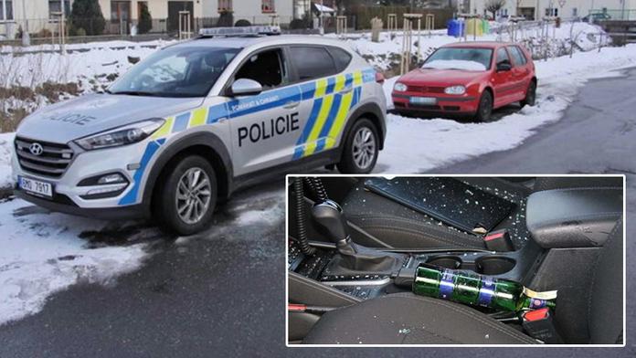 Mladík zaútočil na auto lahví alkoholu. Střepy pořezaly policistu