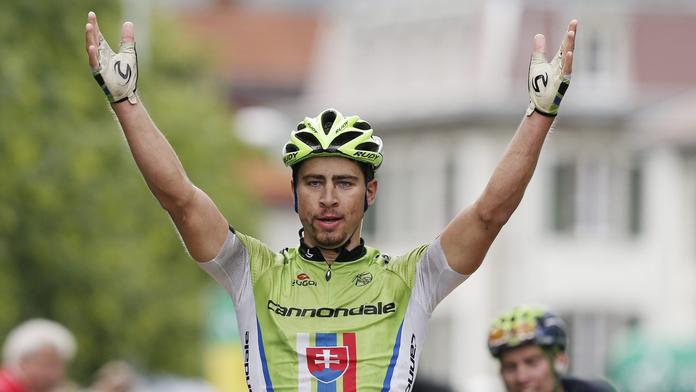 Jak dostat kolo na střechu auta? Sagan předvedl parádní kousek