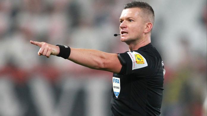 Nesprávná červená, otočené rohy. Sudí v derby chyboval. Trenéři se ho zastali