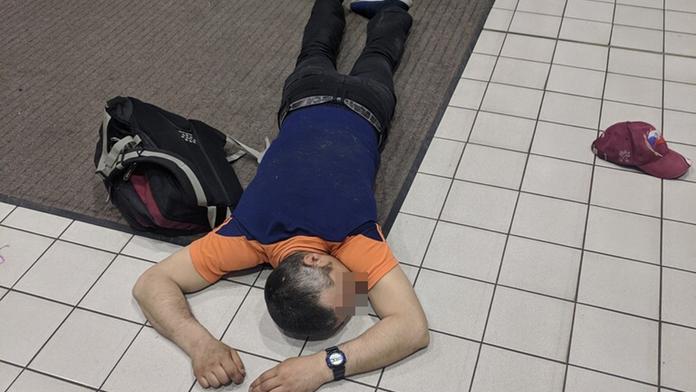 Lup se zloději moc nepovedl! Po vloupání do obchodu usnul