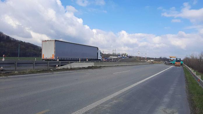 Dálnici D56 plnou výtluků ŘSD na víkend uzavře. OBJÍZDNÉ TRASY