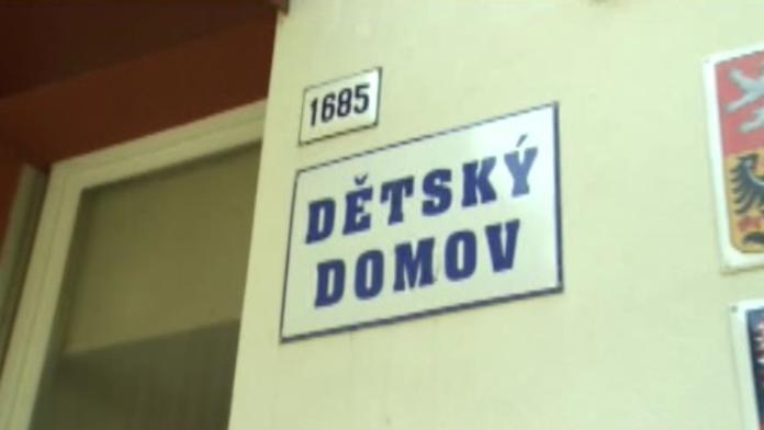 Vyhnou se malé děti dětským domovům? Shání se pěstouni