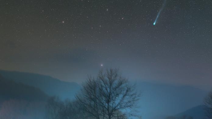 Oceněná fotografie komety 12P/Pons-Brooks s galaxií v Andromedě