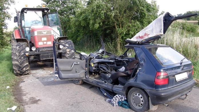 TO JSOU VĚCI! Ožralý traktorista ROZPÁRAL RADLICÍ PROTIJEDOUCÍ AUTO!
