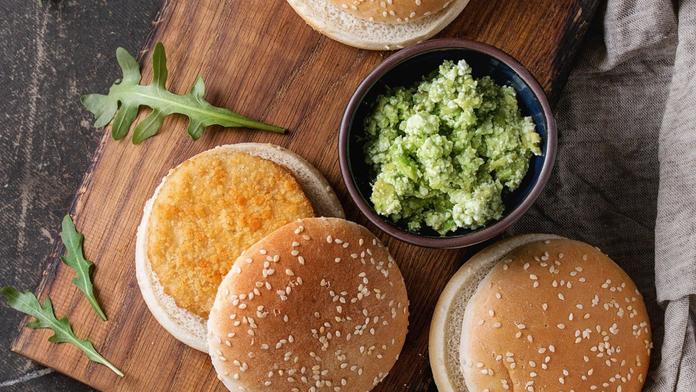 Snadný recept na veganskou burgerovou bulku ke grilování