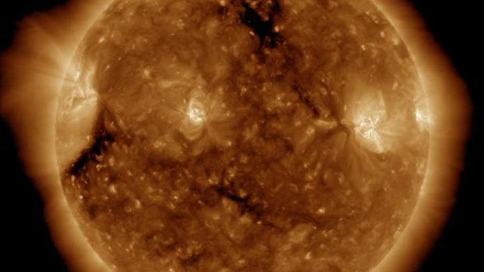 Na Slunci roste ohromná skrvna, mohou přijít silnější erupce!
