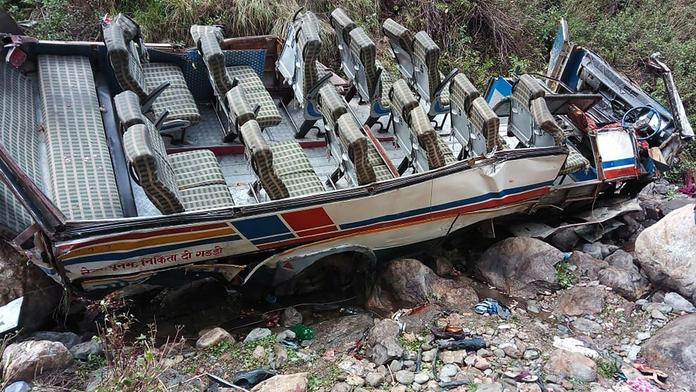 V Peru se zřítil autobus do rokle, zemřelo nejméně 27 dělníků