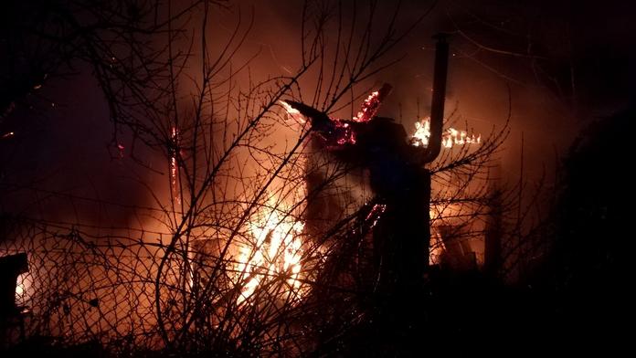 Zahradní chatka shořela na popel! Uvnitř našli hasiči mrtvého muže