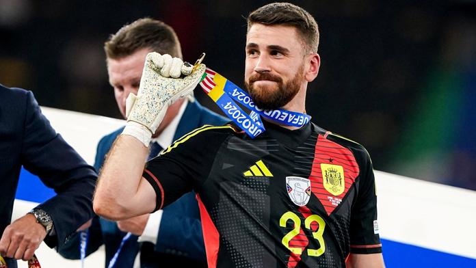 Gólman Španělska Unai Simón se zlatou medailí