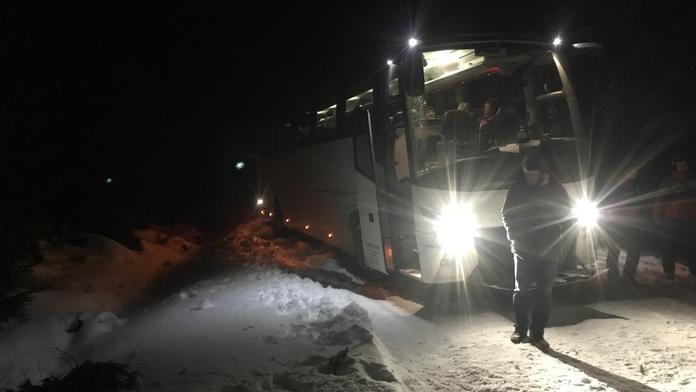 Autobus s důchodci uvízl v závěji. Evakuovali je na skútru