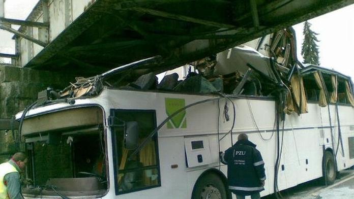 OBRAZEM: Poschoďový autobus plný dětí havaroval v Polsku. 30 zraněných