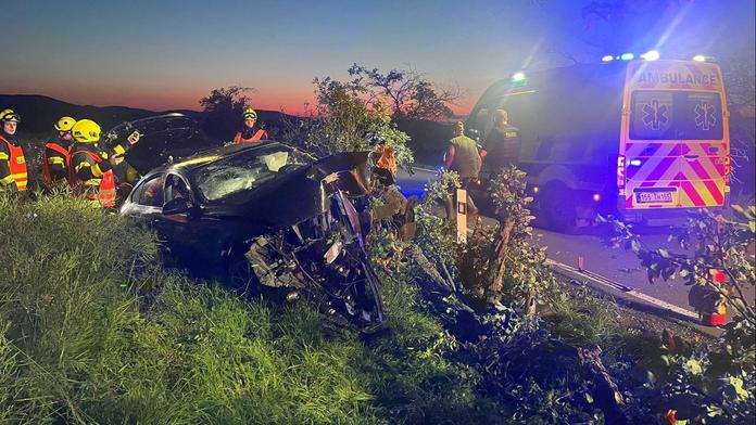 Řidička v BMW přerazila tři stromy, z hrůzné nehody vyvázla lehce zraněná