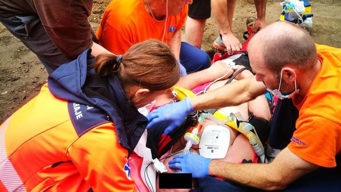 Dostal žihadlo a zastavil se mu oběh! Svědci ho naštěstí zachránili