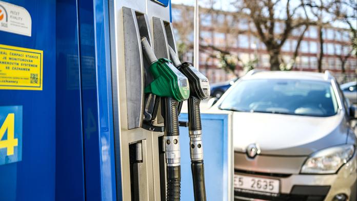Litr benzínu za stovku. Putin se tak bude mstít za nové sankce, uvedl ekonom