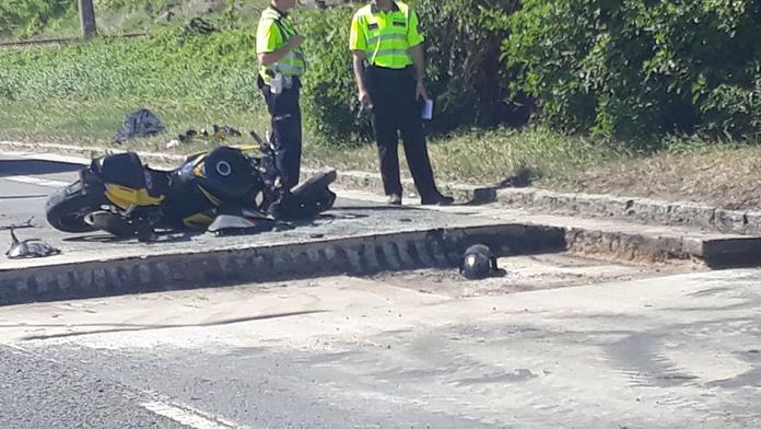 Motorkář objížděl auta zavřeným pruhem, má vážné zranění hlavy