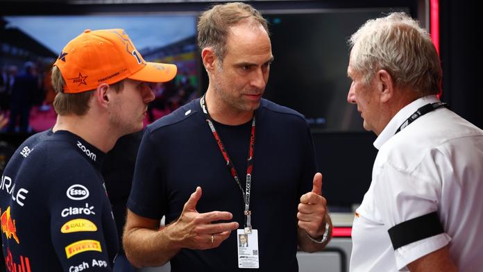 Max Verstappen (zleva), generální ředitel Red Bullu Oliver Mintzlaff a poradce Helmut Marko