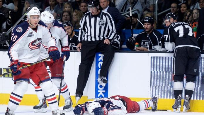 Chvíle hrůzy v NHL. Hokejistu sejmul rozhodčí, museli ho ovézt