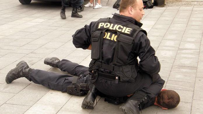 Kriminalita mezi policisty nebezpečně vzrostla